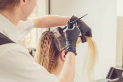 Salon de coiffure pour une coloration noire  
